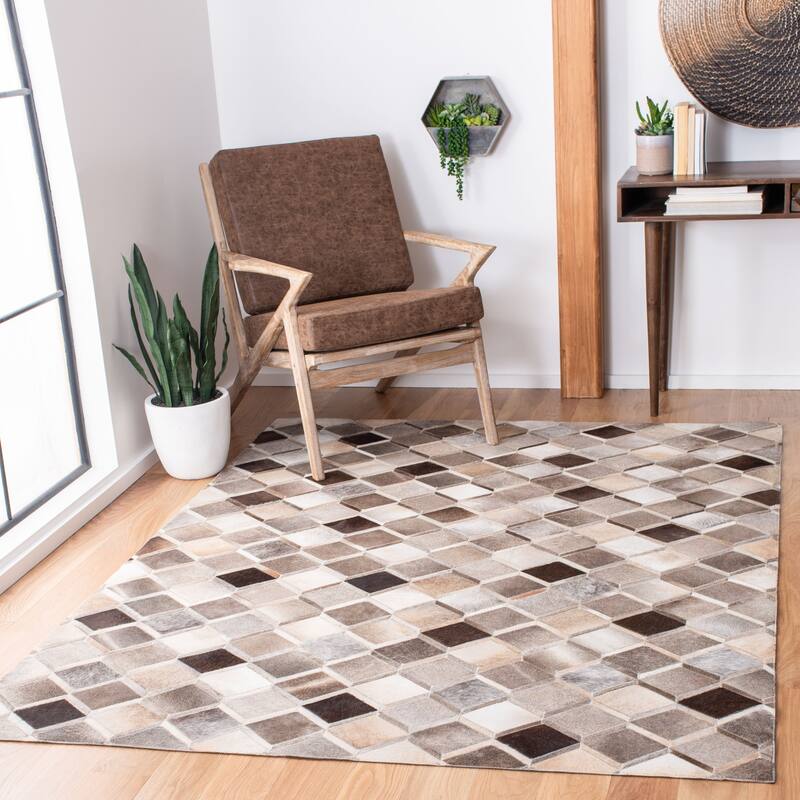 SAFAVIEH Handmade Studio Leather Cecily Natural Hide Leather Rug - 6' x 9' - Ivory/Grey