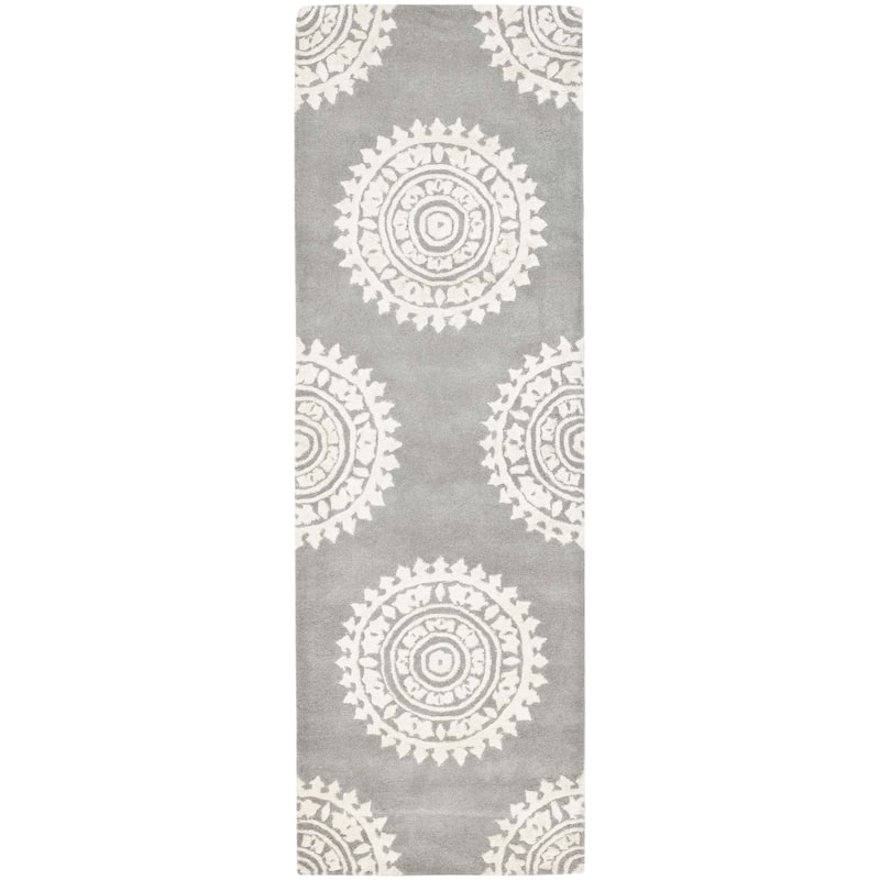SAFAVIEH Handmade Soho Paola Medallion N.Z. Wool Rug - 2'6" x 10' Runner - Light Grey/Ivory