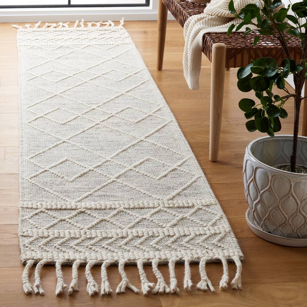SAFAVIEH Handmade Natura Perunika Wool Braided Tassel Rug