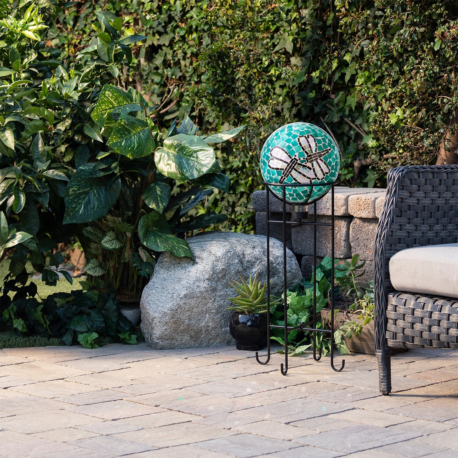 Alpine Corporation Mosaic Gazing Globes, Decorative Glass Garden Globes & Outdoor Gazing Balls for Yard, Patio & Landscape Décor