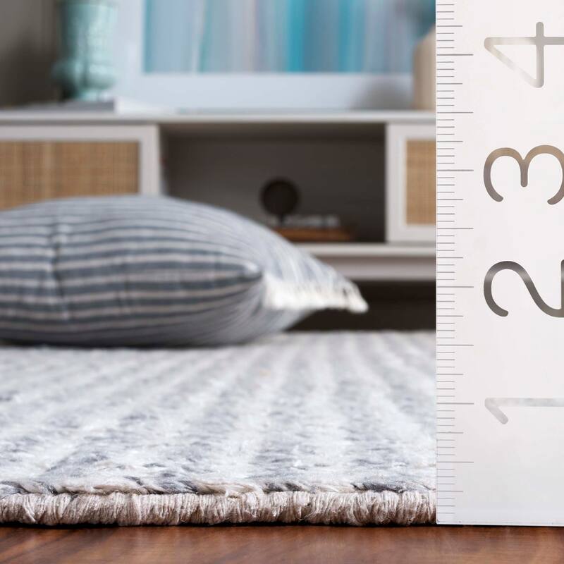 SAFAVIEH Handmade Renewal Reeli Wool Rug