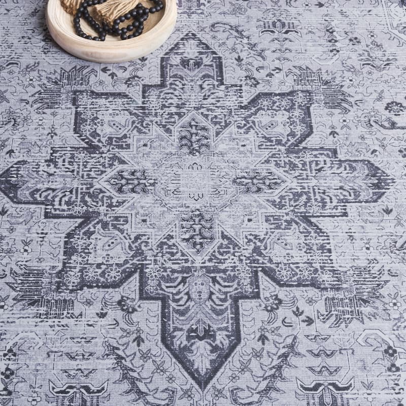 SAFAVIEH Tucson Machine Washable Slip Resistant Iris Oriental Medallion
