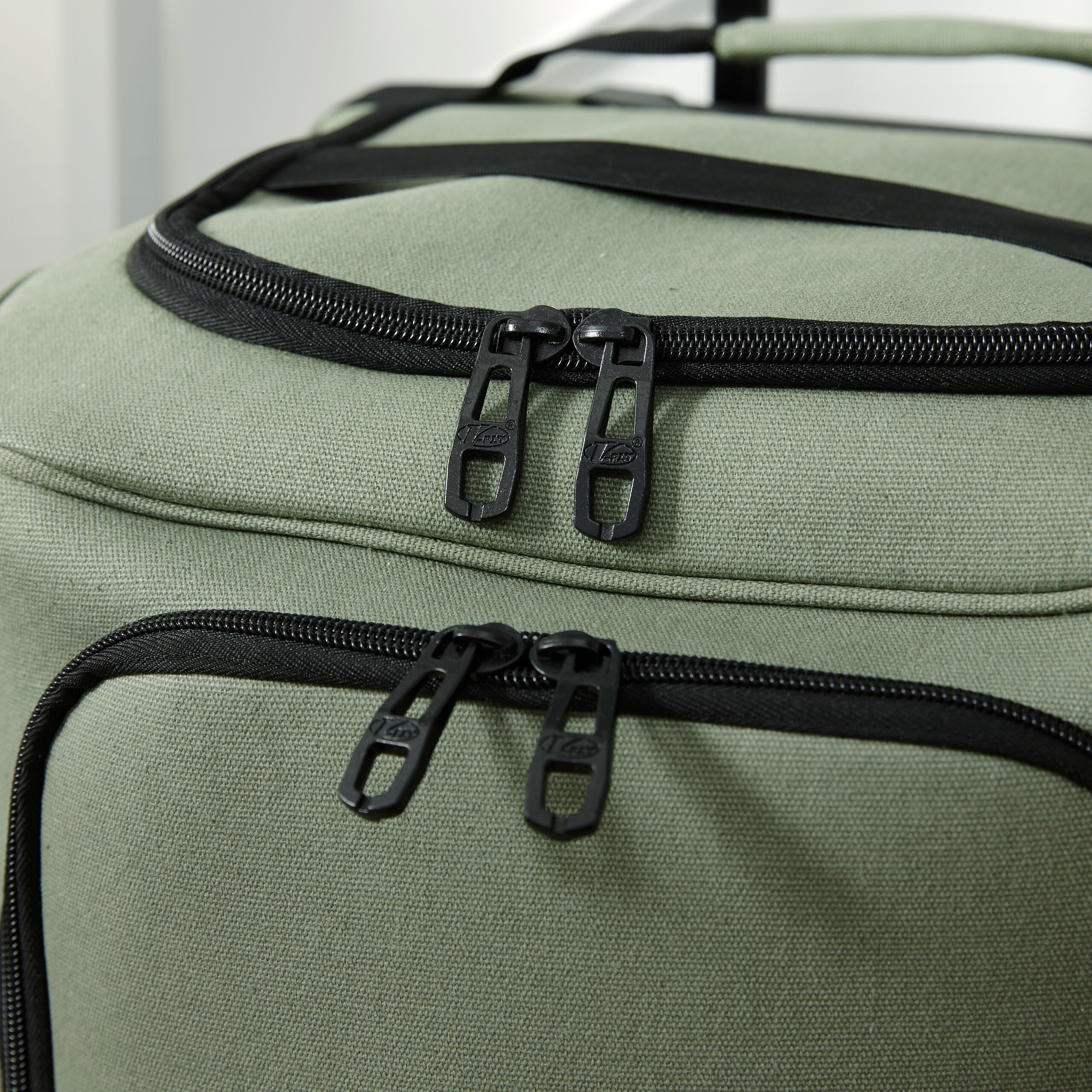 Rolling duffle bag bed bath and beyond best sale