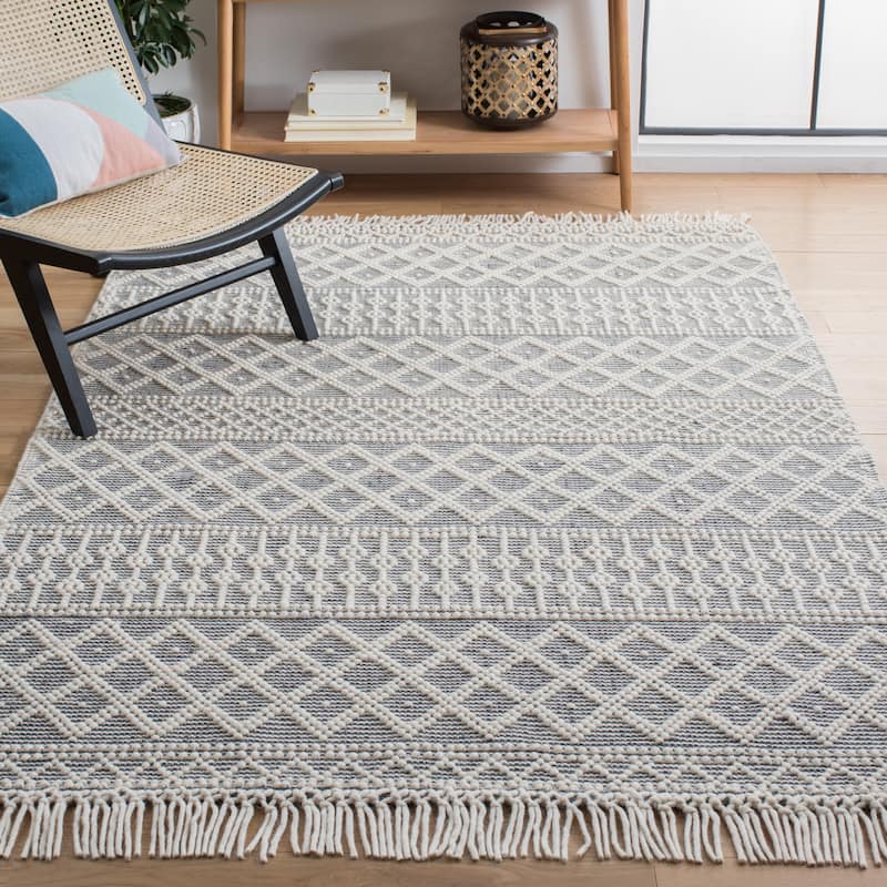 SAFAVIEH Handmade Natura Velitchka Wool Fringe Rug - 4' x 6' - Ivory/Grey