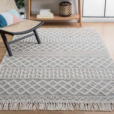 SAFAVIEH Handmade Natura Velitchka Wool Fringe Rug