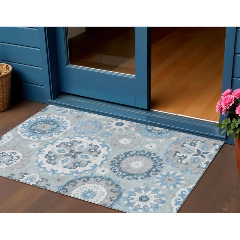 HomeRoots Floral Medallion Transitional Rectangle Outdoor Rug - 3' x 5'
