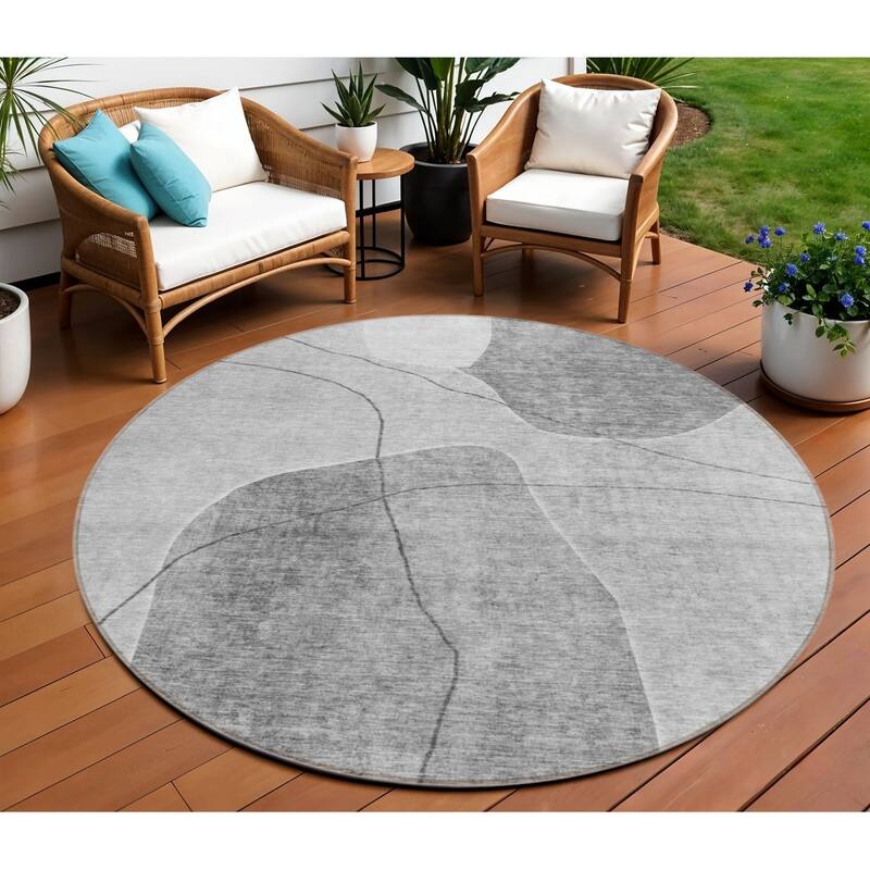 HomeRoots Abstract Transitional Rectangle Outdoor Rug - 8' Round