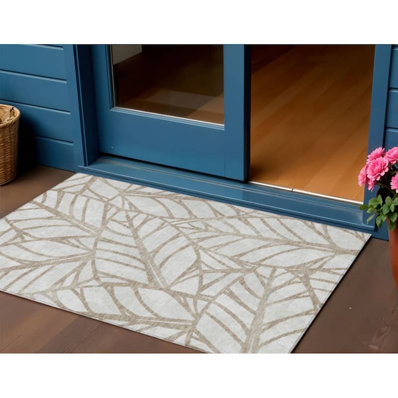 HomeRoots Floral Transitional Rectangle Outdoor Rug - 3' x 5'