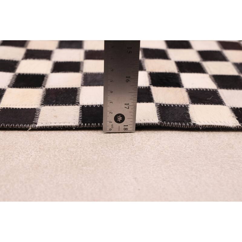 ECARPETGALLERY Handmade Cowhide Patchwork Black, Cream Leather Rug - 4'0 x 6'0