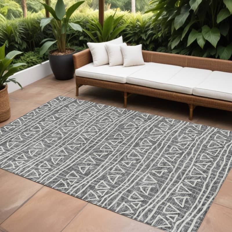 HomeRoots Geometric Transitional Rectangle Outdoor Rug - 9' X 12'