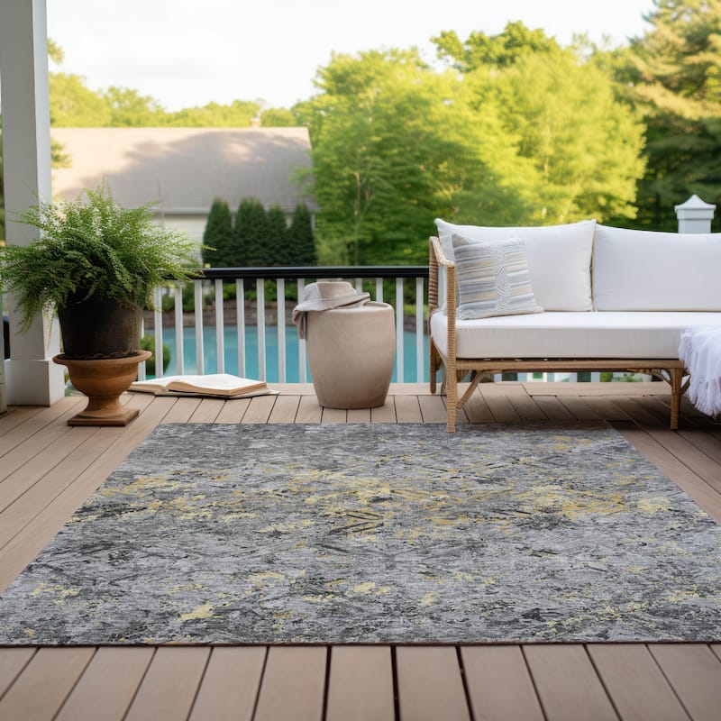 Machine Washable Indoor/ Outdoor Chantille Distressed Diamonds Rug
