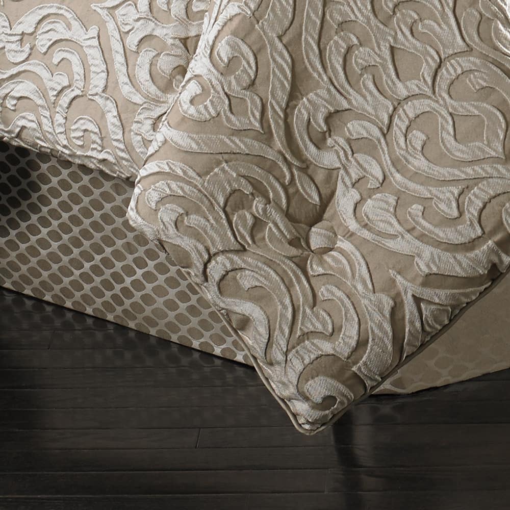 J. Queen New York Astoria Comforter Set