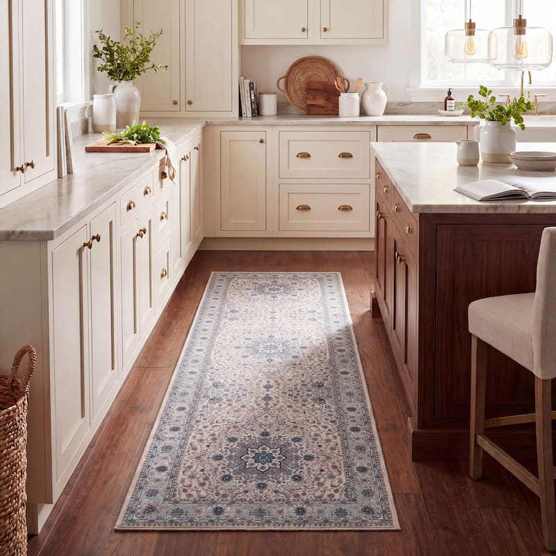 SAFAVIEH Tucson Machine Washable Slip Resistant Koidula Traditional Rug