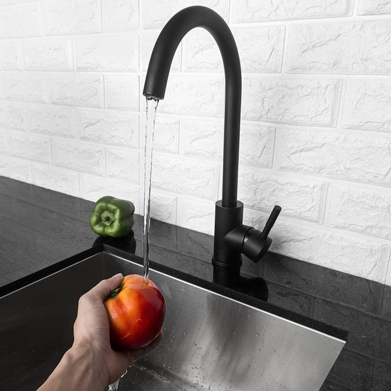 Single-Handle Kitchen Faucet in Matte Black