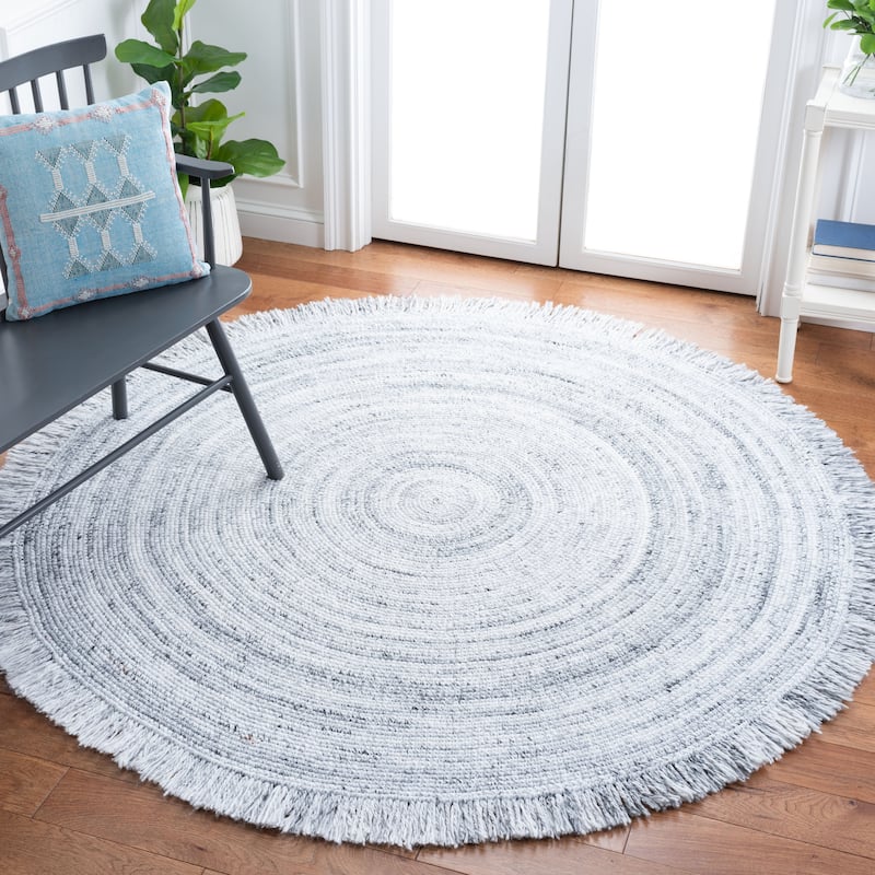 SAFAVIEH Hand-Woven Braided Kavita Country Rug with Fringe - 6' Round - Light Grey