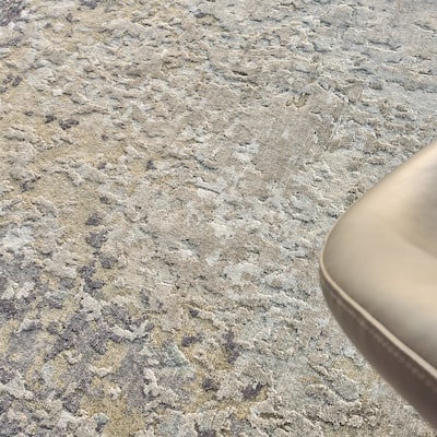 EXQUISITE RUGS Laureno Hand-knotted Bamboo Silk Grey Area Rug.