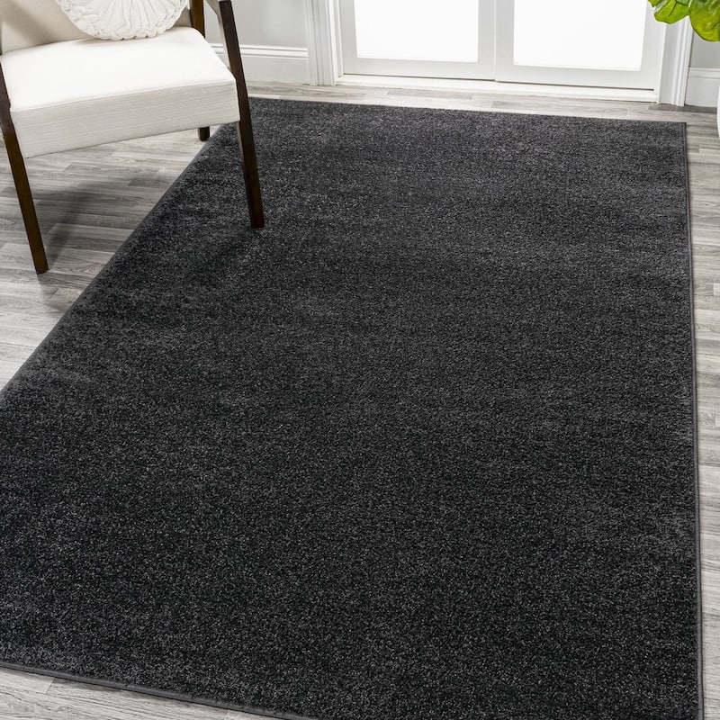 JONATHAN Y Tumbling Solid Low-Pile Area Rug - 4 X 6 - Black