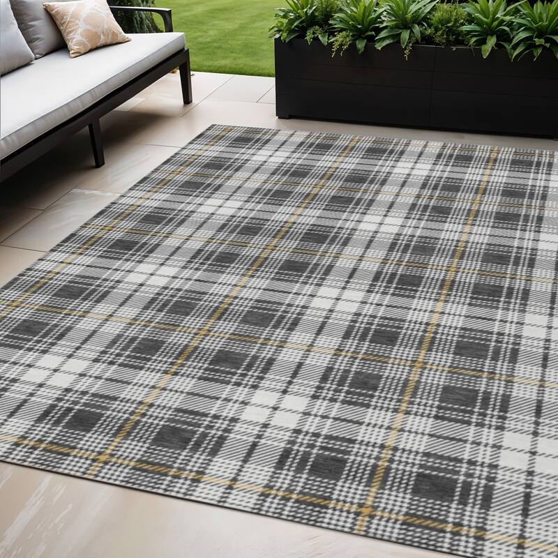 HomeRoots Plaid Transitional Rectangle Outdoor Rug - 5' X 8'