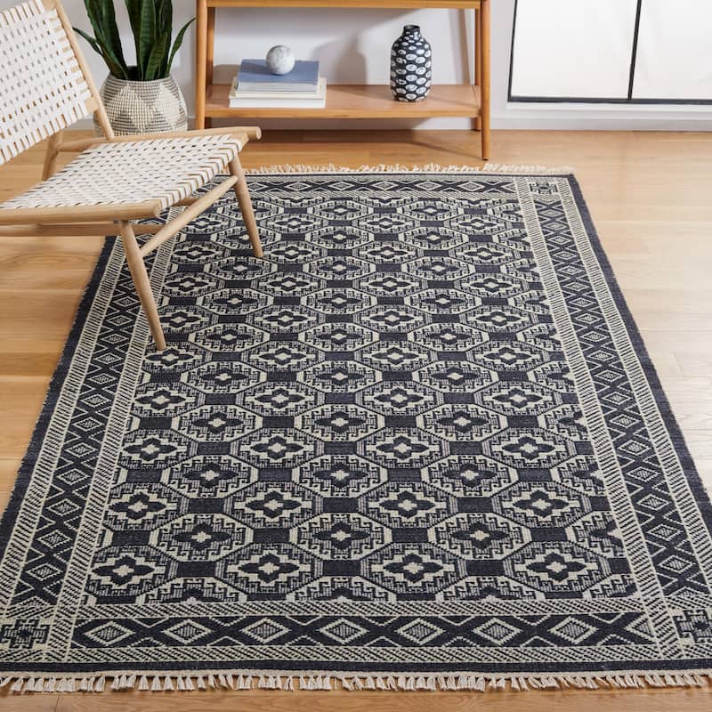 SAFAVIEH Handmade Flatweave Kilim Kyeong Rustic Boho Wool Rug - 4' x 6' - Black/Ivory
