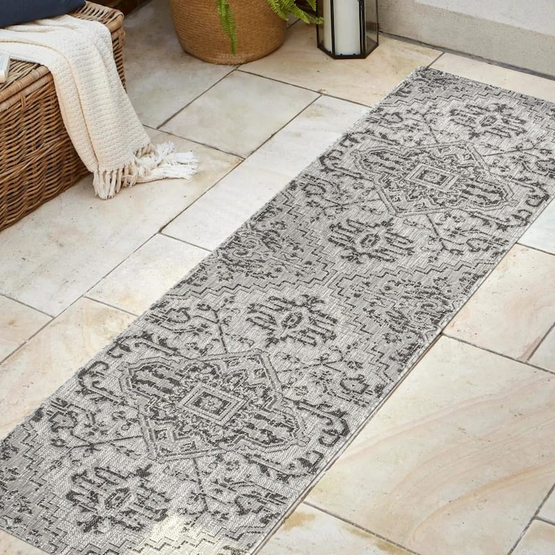 JONATHAN Y Charleston Medallion Indoor/Outdoor Area Rug - 2 X 8 - Black/Gray