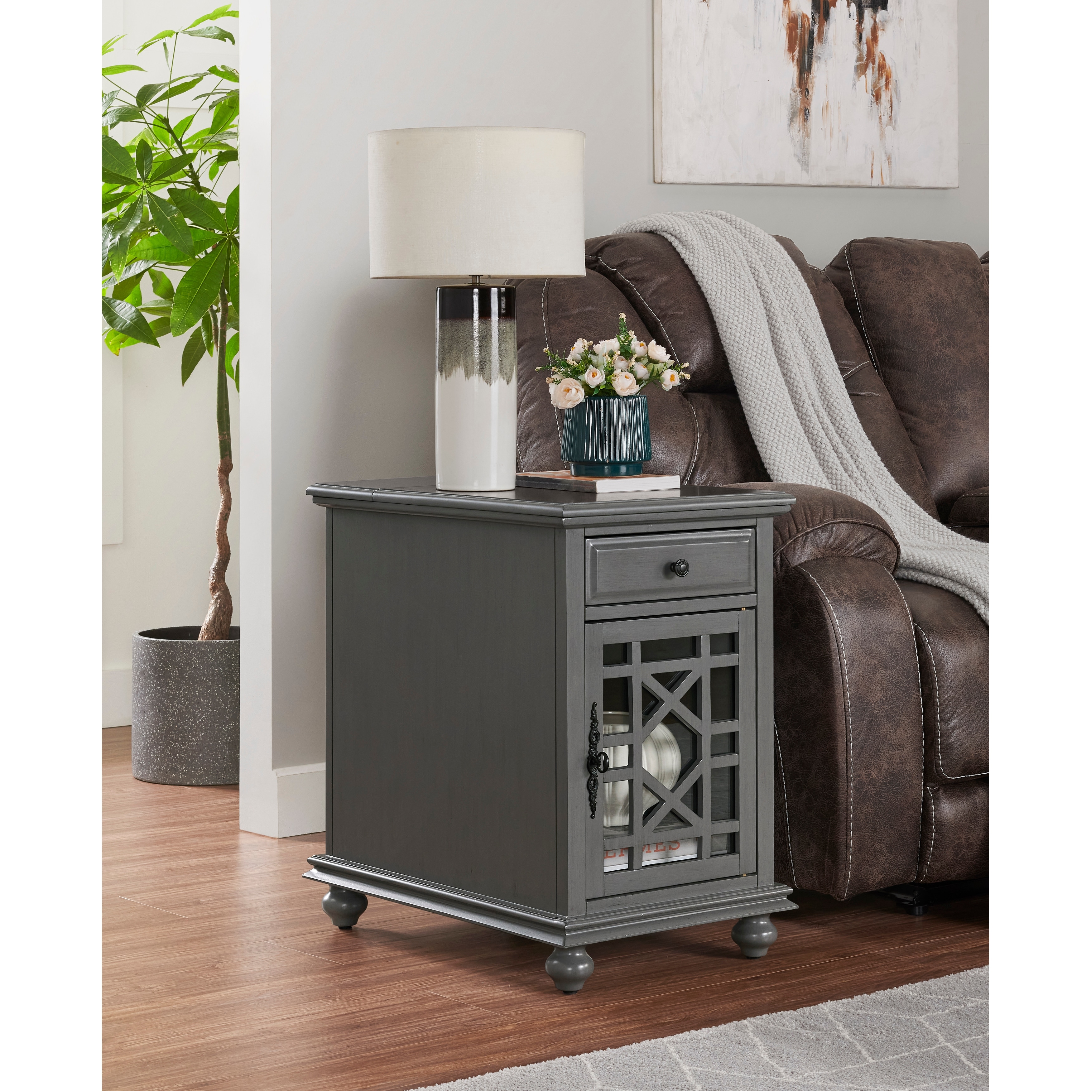 Chairside table outlet with power