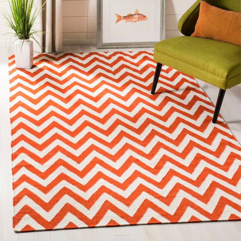 SAFAVIEH Handmade Flatweave Dhurries Naira Modern Wool Rug - 4' x 6' - Red/Ivory