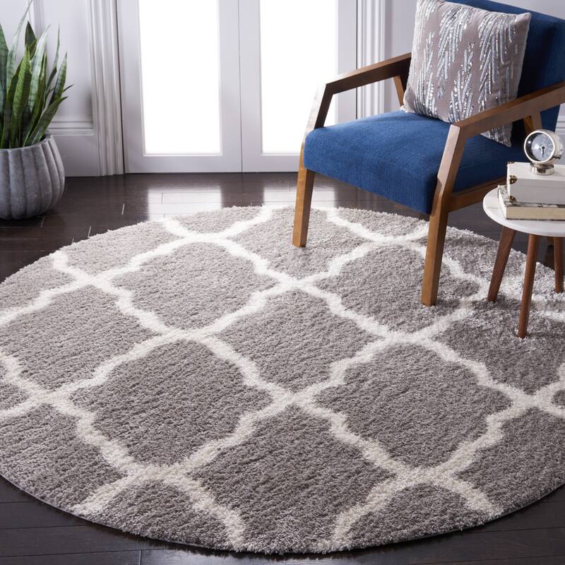 SAFAVIEH Tahoe Shag Etha Trellis 1.2-inch Thick Rug - 6'7" Round - Grey/White