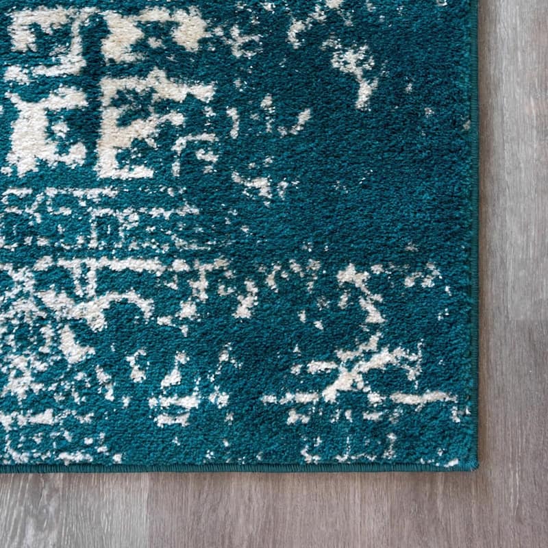 Traditional Brenda Collection Area Rug