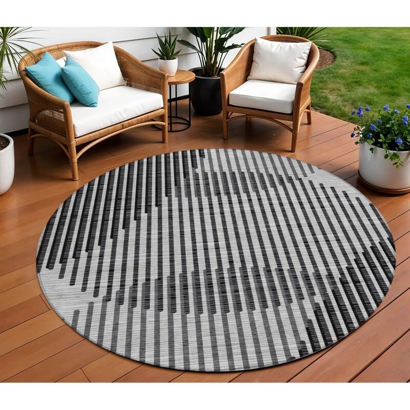 HomeRoots Geometric Transitional Rectangle Outdoor Rug - 8' Round