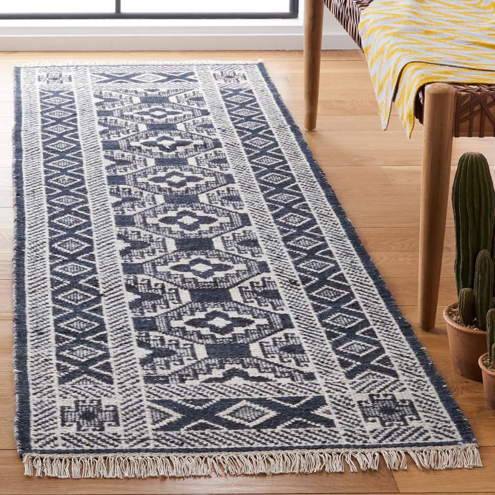 SAFAVIEH Handmade Flatweave Kilim Kyeong Rustic Boho Wool Rug