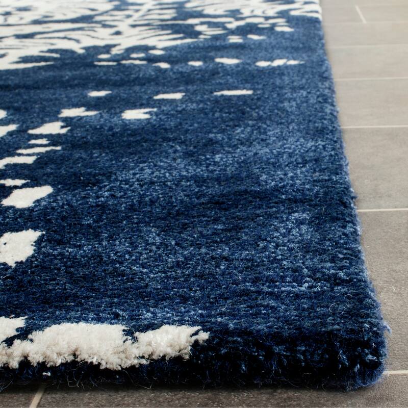 SAFAVIEH Handmade Bella Tineke Modern Floral Wool Rug