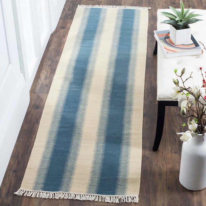 SAFAVIEH Handmade Kilim Ainsley Xanum Casual Tribal Wool Rug - 2'3" x 8' Runner - Blue/Ivory