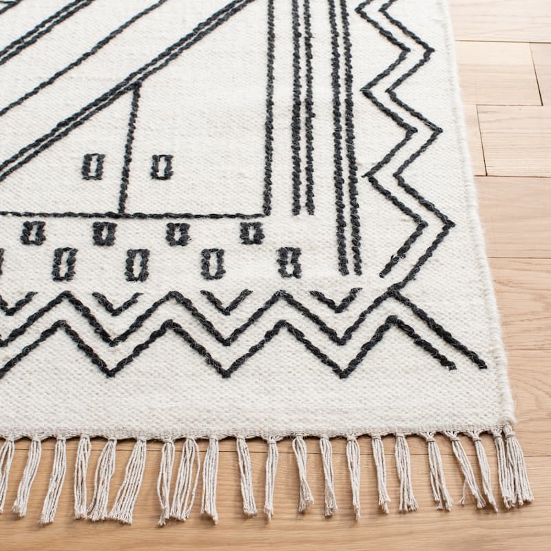 SAFAVIEH Handmade Kilim Agurne Moroccan Boho Wool Fringe Rug
