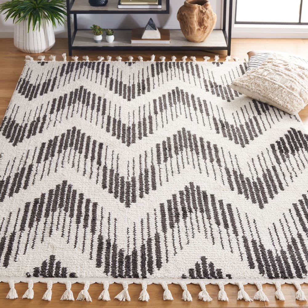SAFAVIEH Moroccan Tassels Raida Chevron Rug