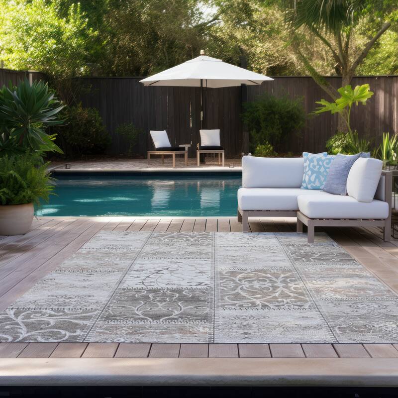 Machine Washable Indoor/ Outdoor Traditional Patchwork Chantille Rug