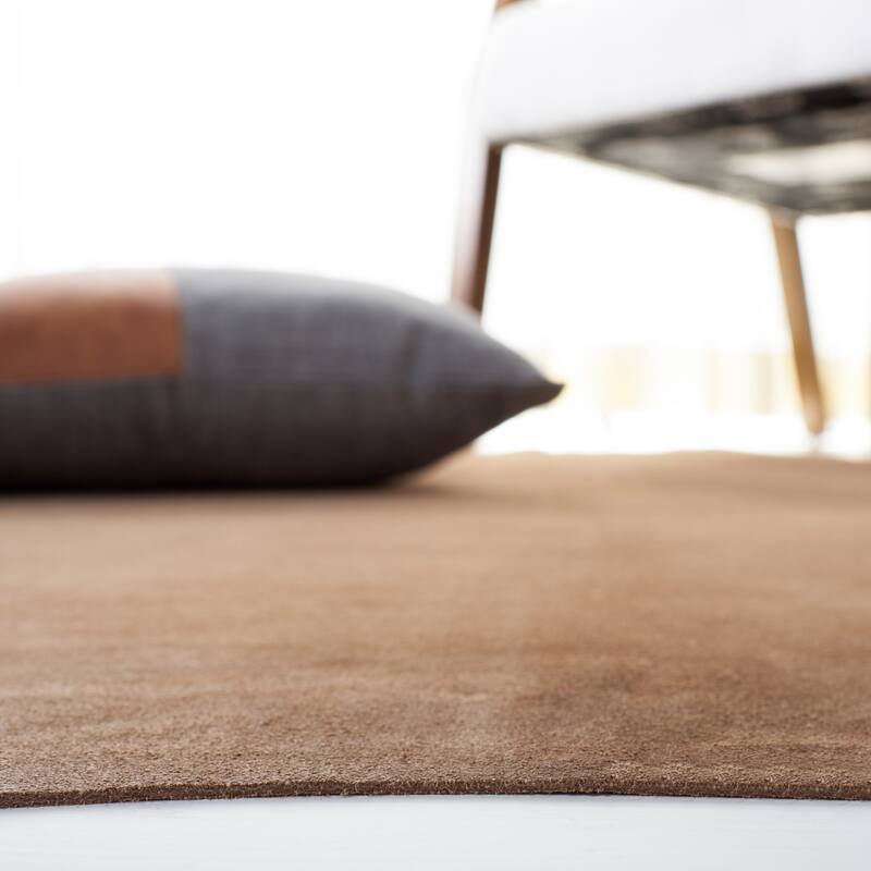 SAFAVIEH Handmade Cow Hide Radomila Cabin & Lodge Rug