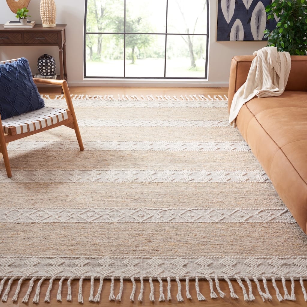 SAFAVIEH Handmade Natura Moschka Wool Rug