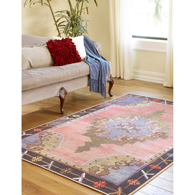 Traditional Rine Collection Area Rug - 6'1"x9' - Pink
