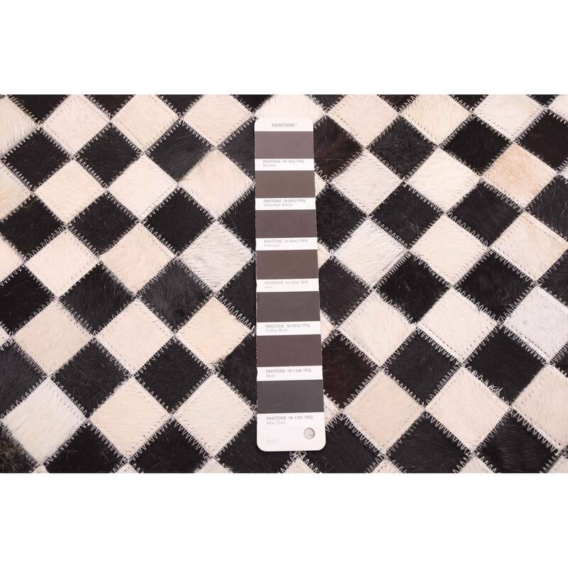 ECARPETGALLERY Handmade Cowhide Patchwork Black, Cream Leather Rug - 5'1 x 5'1