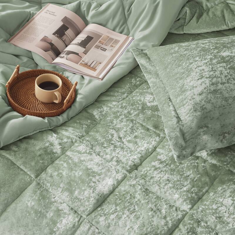 Intelligent Design Isabel Velvet Comforter Set