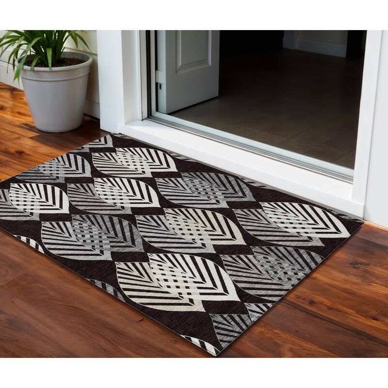 HomeRoots Floral Transitional Rectangle Outdoor Rug - 3' x 5'