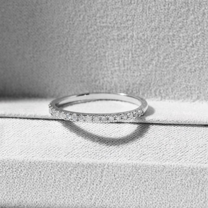 1/4ct TDW Diamond Wedding Band in 14K White Gold for Women