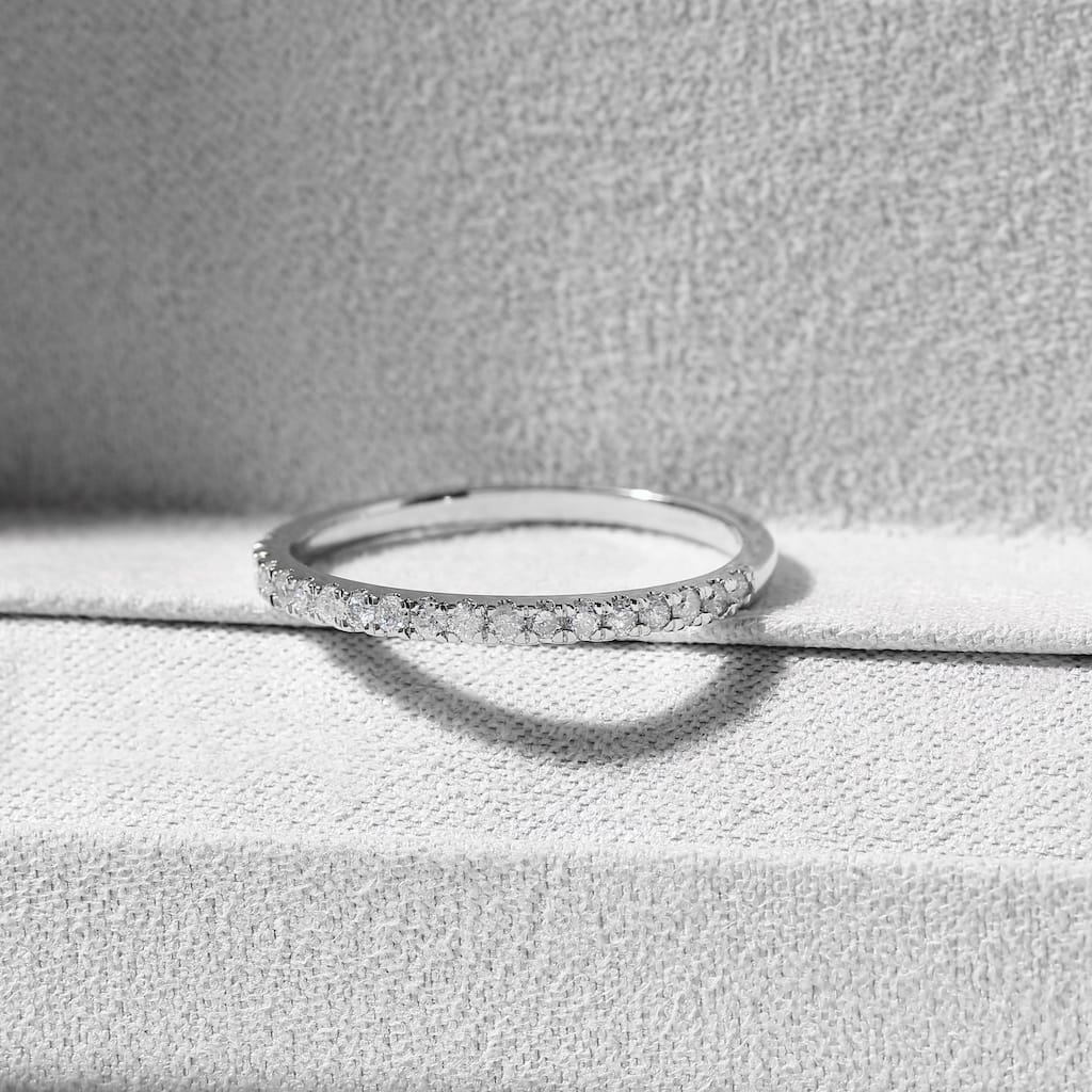 1/4ct TDW Diamond Wedding Band in 14K White Gold for Women