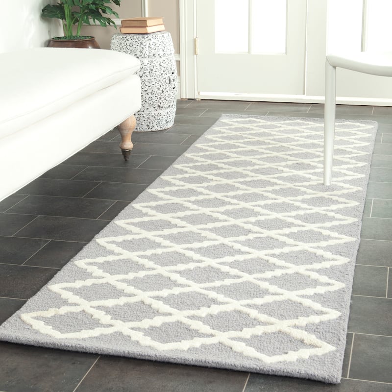 SAFAVIEH, Handmade Cambridge Reny Modern Moroccan Wool Rug - 2'6" x 6' Runner - Silver/Ivory