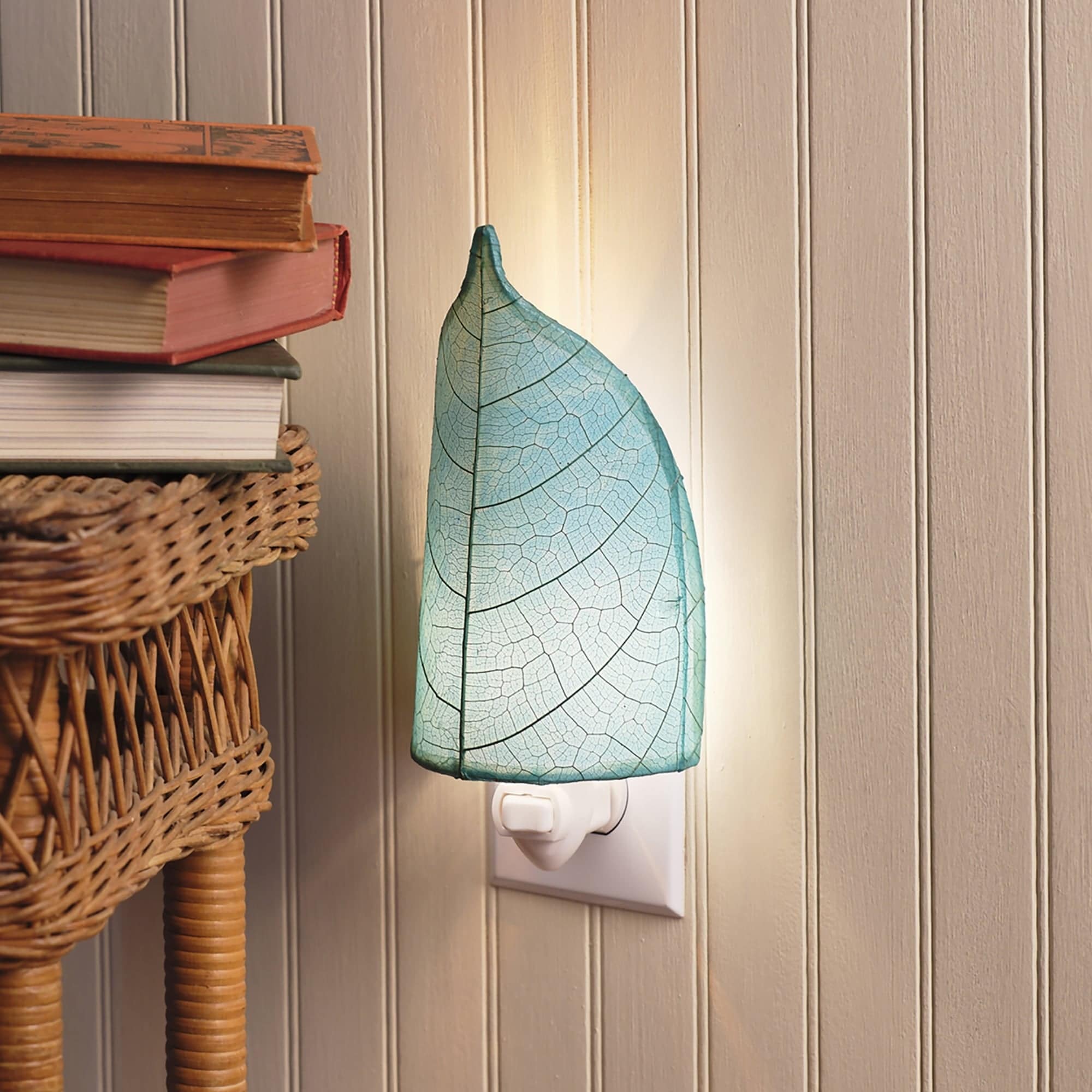 Eangee Handmade Leaf Nightlight, Cocoa Leaves Shade, 4 x 3 x 8 in. - 4 x 3 x 8