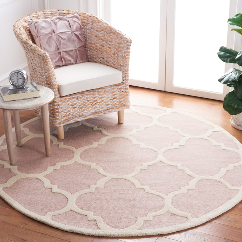 SAFAVIEH Handmade Cambridge Gullveig Modern Moroccan Wool Rug - 6' Round - Light Pink/Ivory