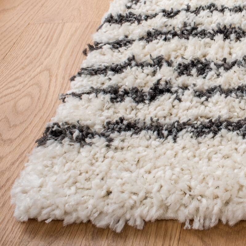 SAFAVIEH Arizona Shag Lotta Moroccan 1.2-inch Thick Rug - 6'7" x 6'7" Round - Ivory/Black