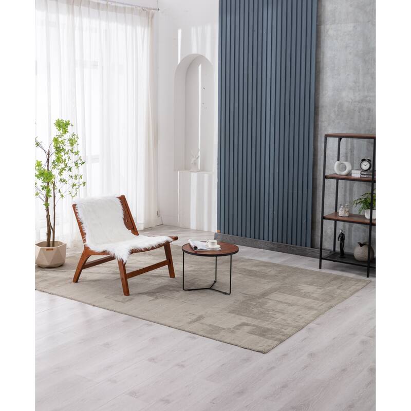 Wooden Living Room Lounge Chair With White Wool Carpet