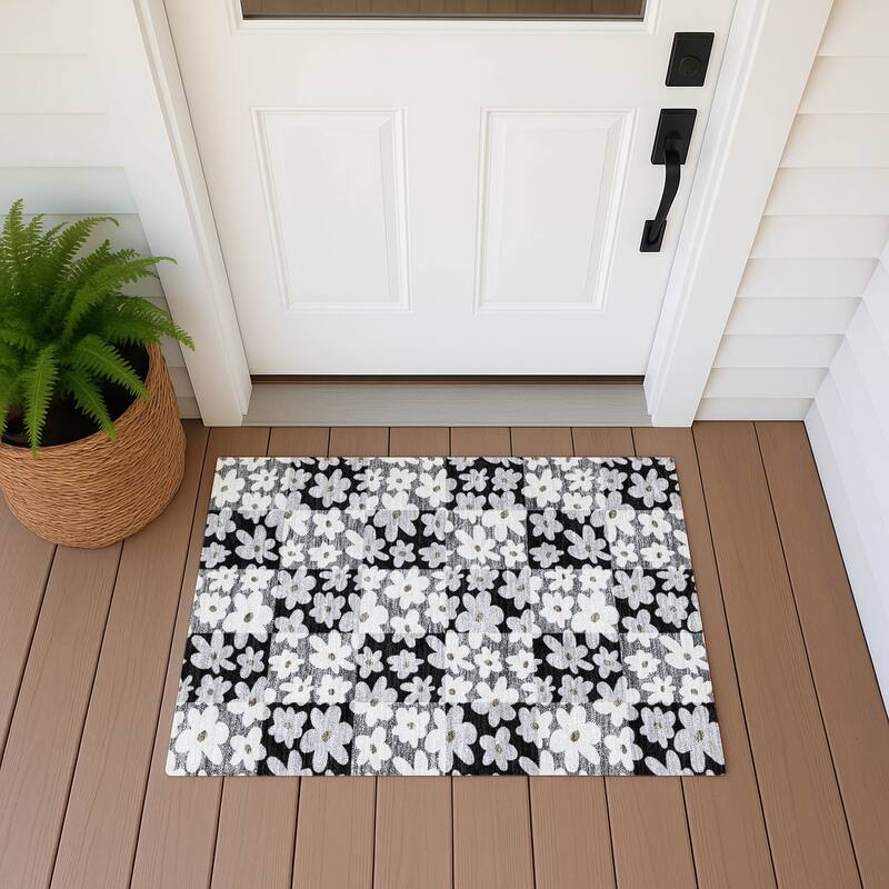 Machine Washable Indoor/ Outdoor Floral Krissy Chantille Rug - Black - 1'8" x 2'6"