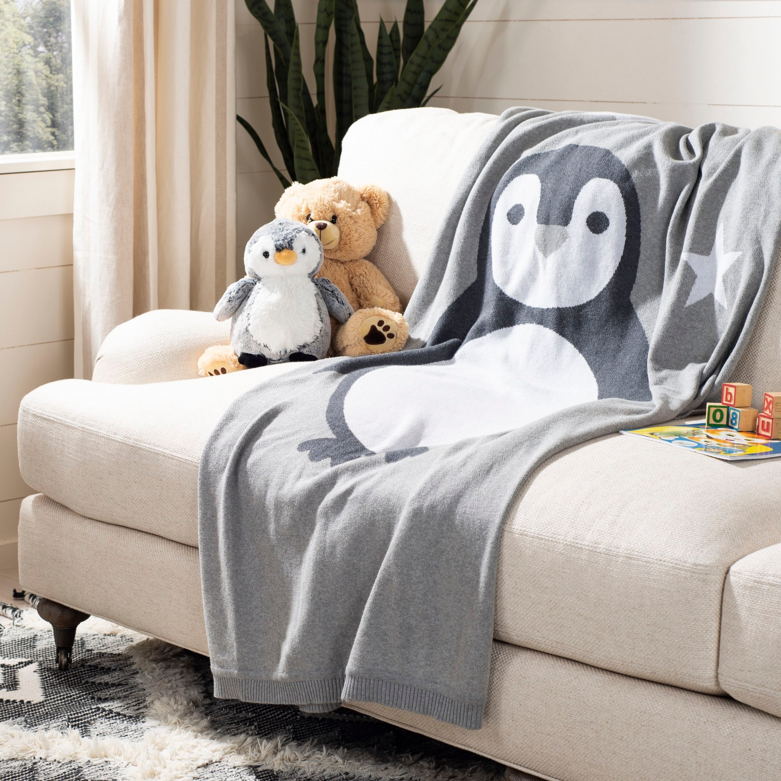 SAFAVIEH Olly Penguin Baby Throw Blanket Grey White